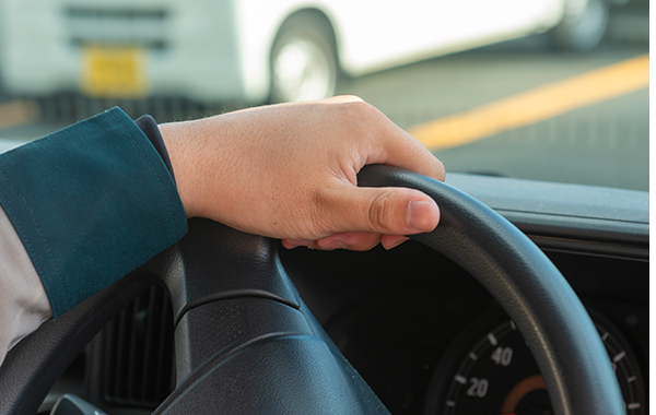 トラックを運転